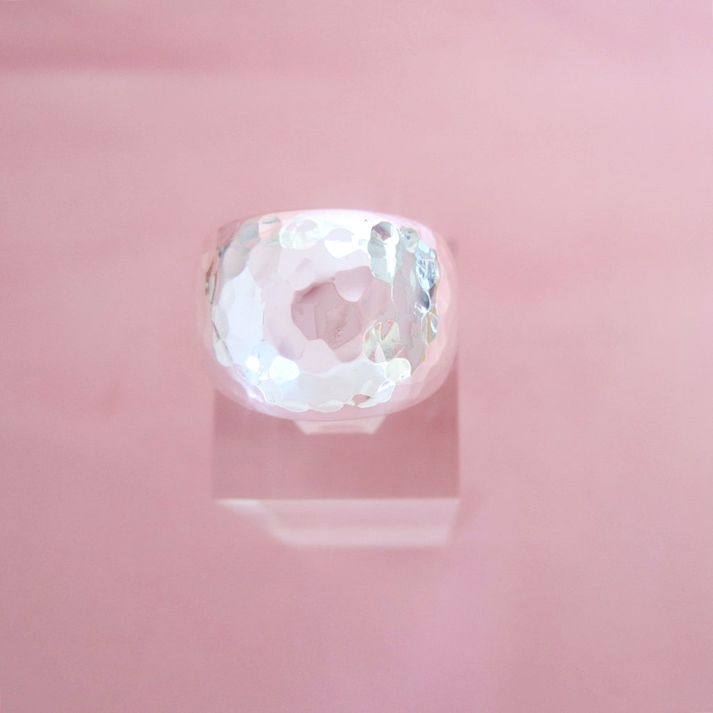 Anillo plateado vaciado domo martillado