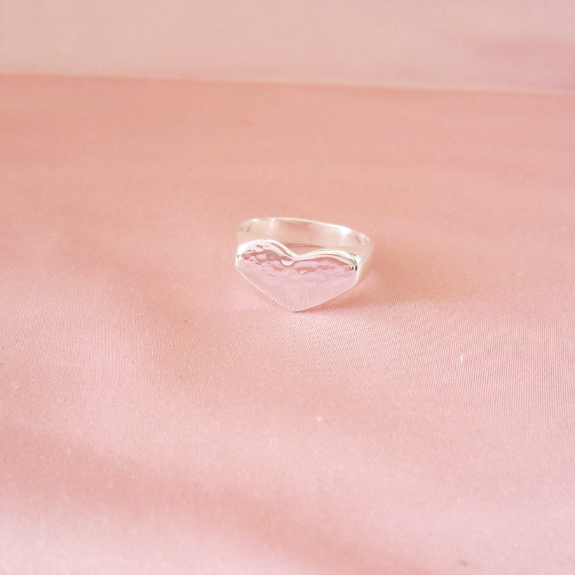 Anillo plateado vaciado corazón