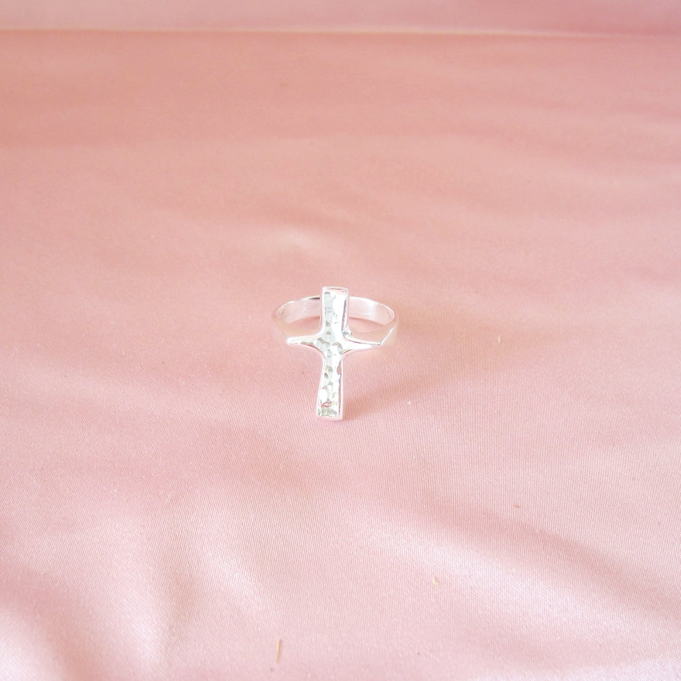 Anillo plateado vaciado cruz