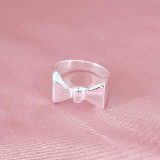 Anillo plateado vaciado moño