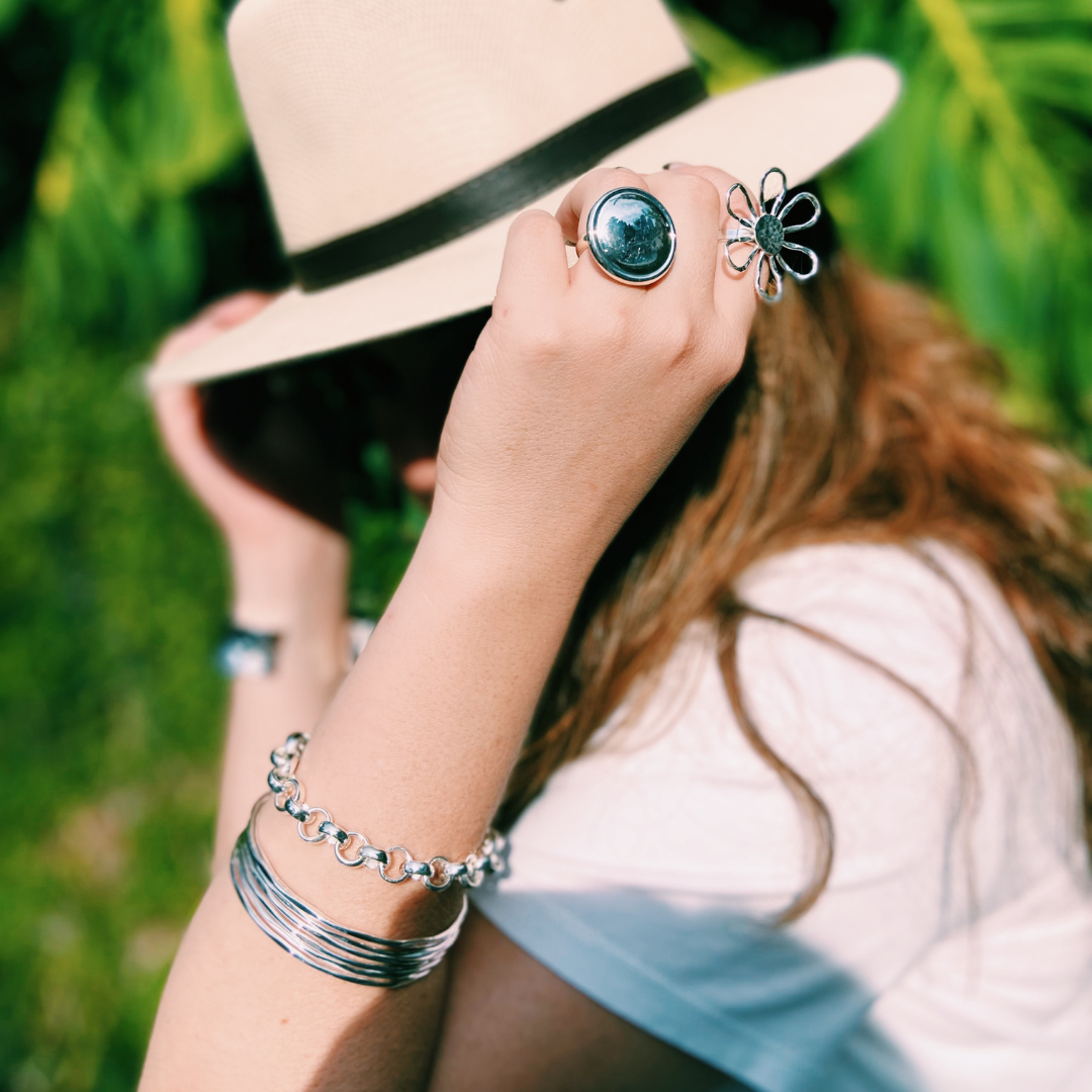 Anillo plateado de flor