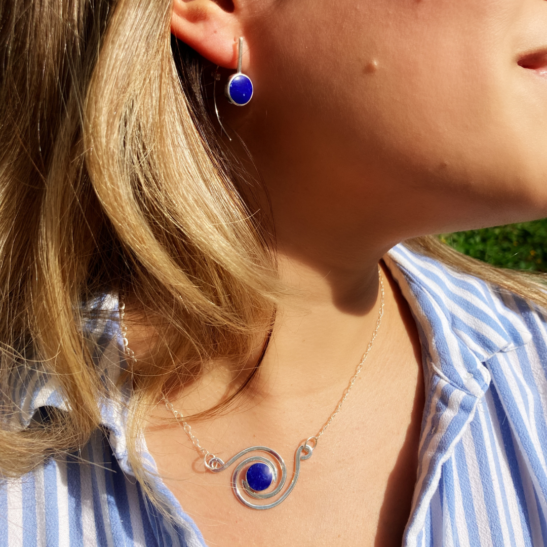 Collar plateado espiral