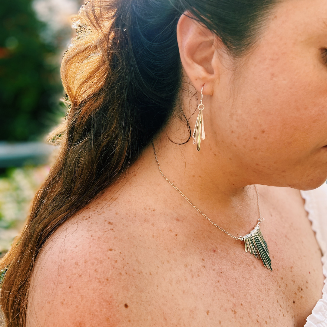 Aretes plateados abanico