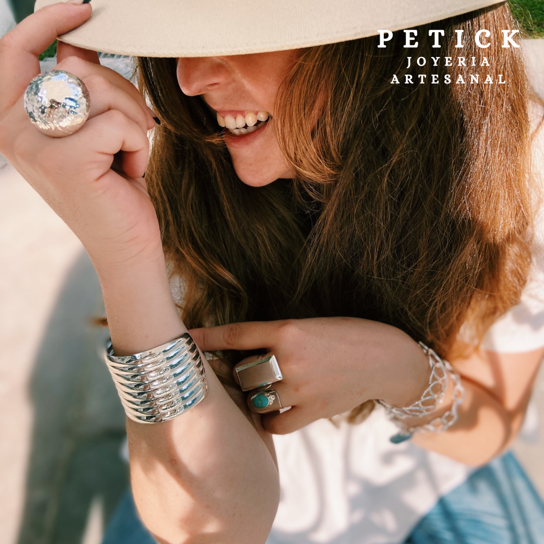 Anillo plateado chupón grande