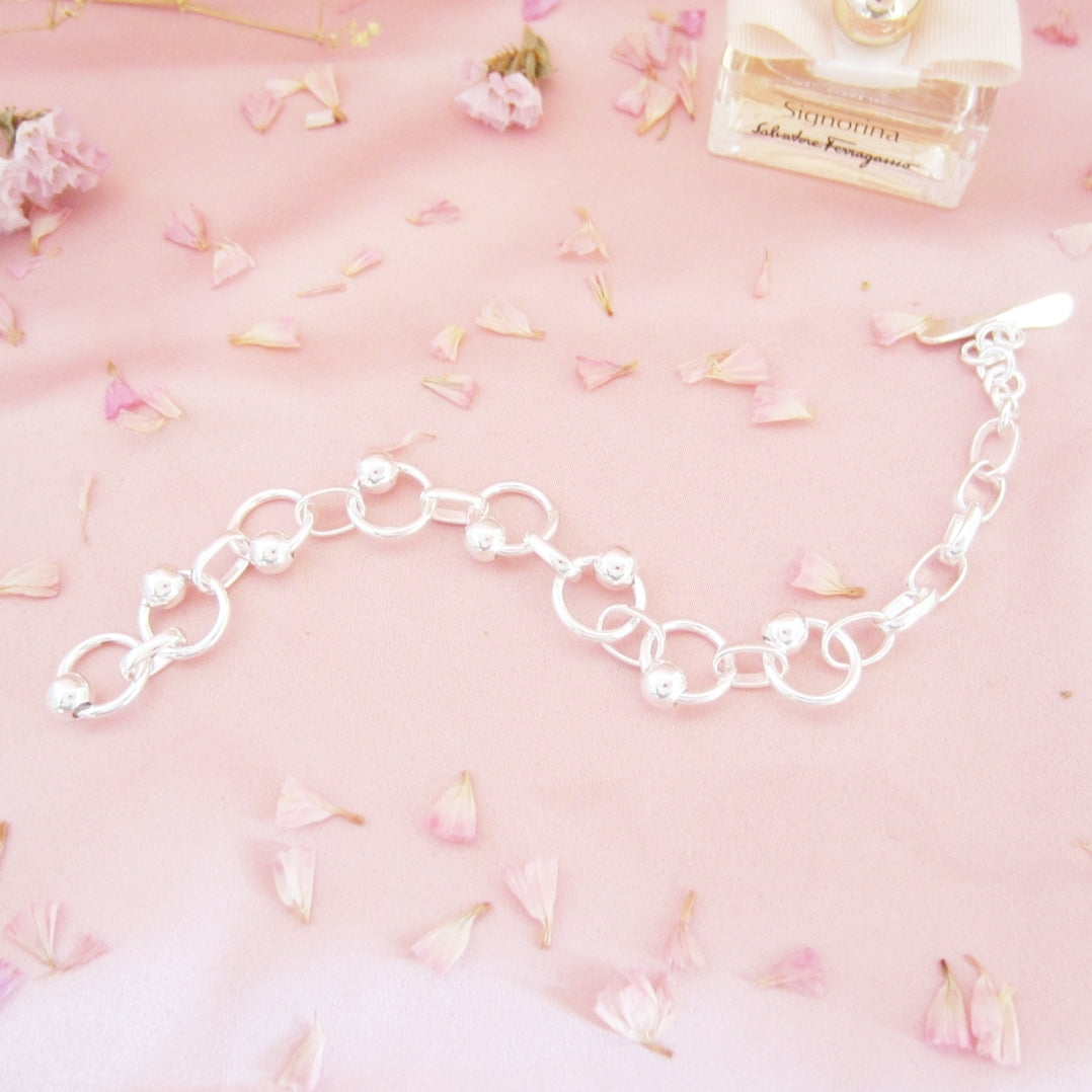 Pulsera Plateada Aritos y Bolitas