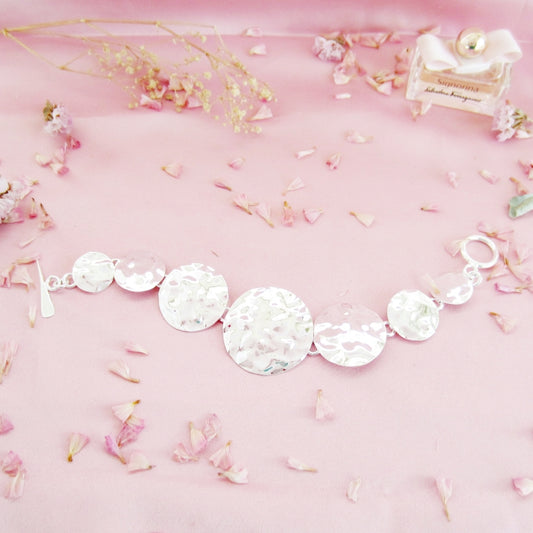 Pulsera plateada bombeada