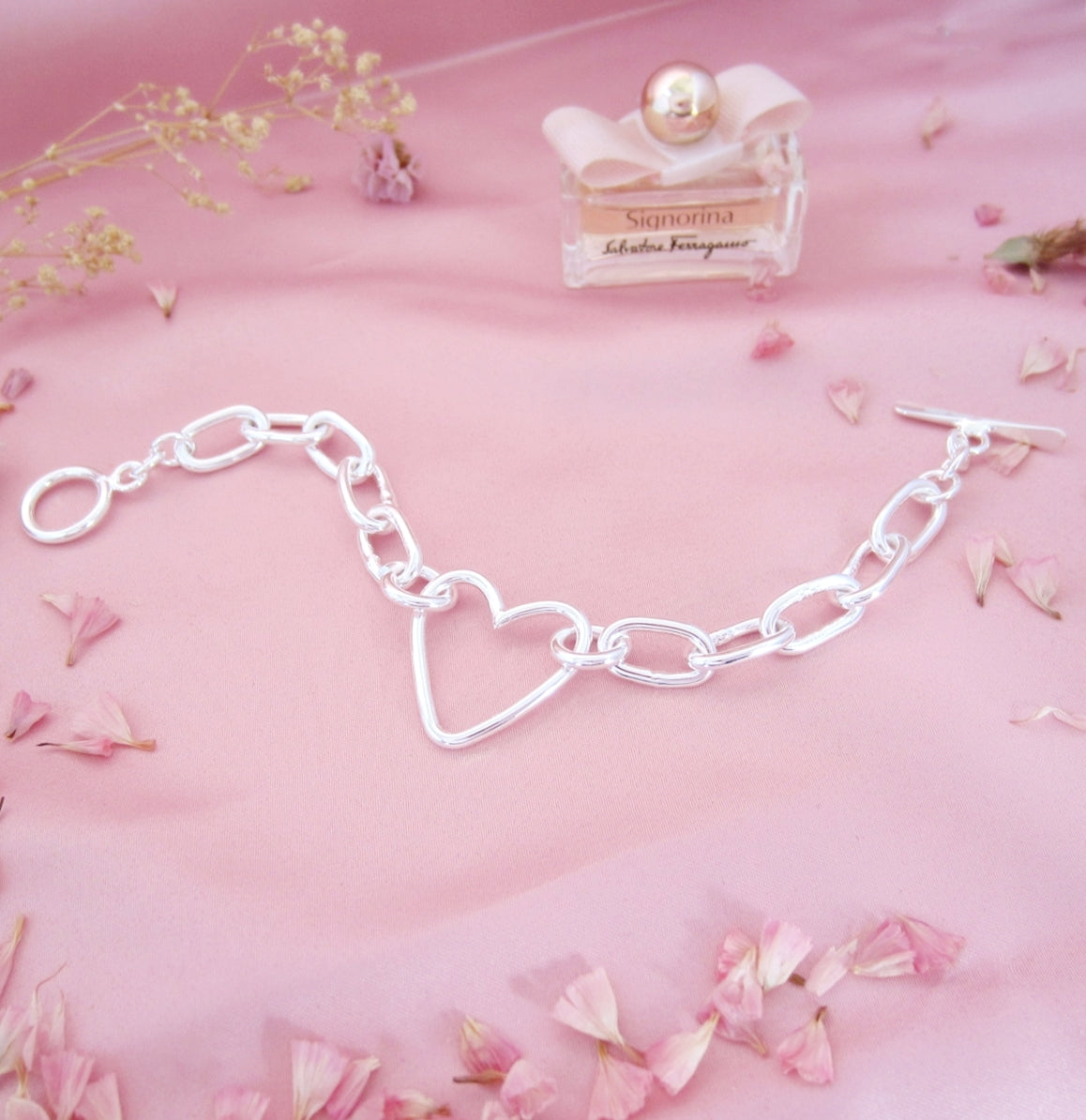 Pulsera plateada corazón silueta