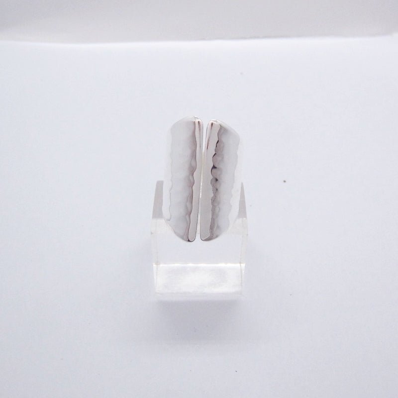 Anillo Plateado Abertura Martillado - Petick Joyería Artesanal