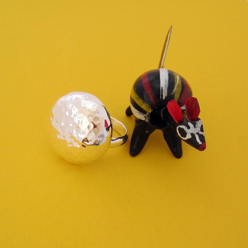Anillo plateado bola - Petick Joyería Artesanal