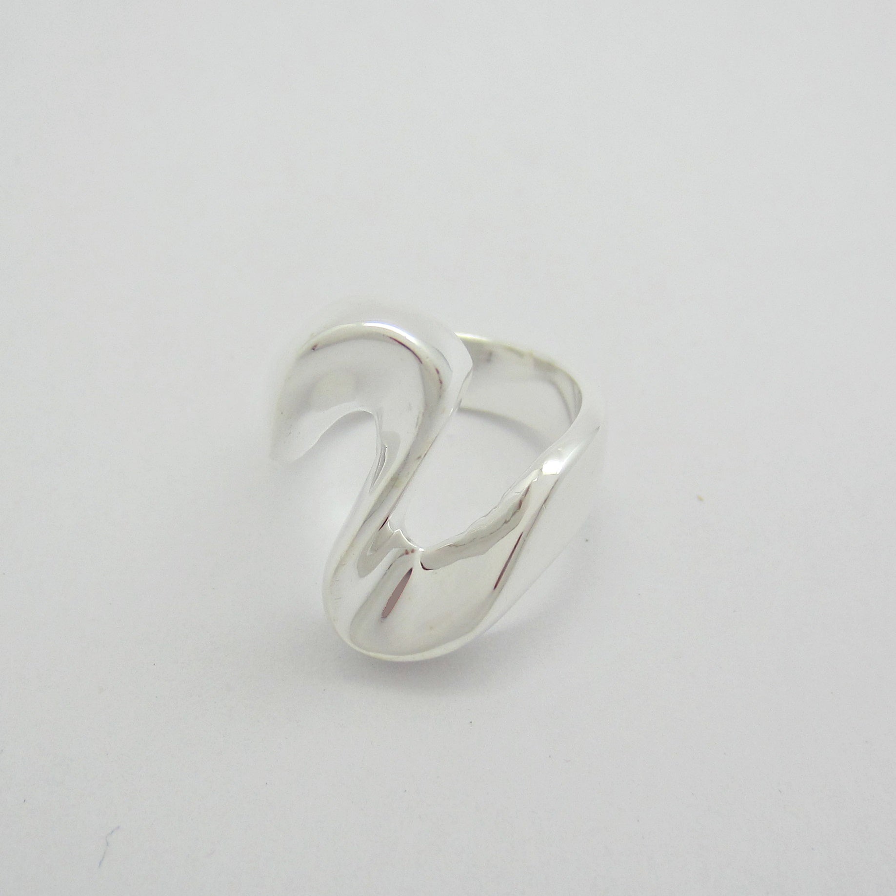 Anillo Plateado Vaciado Ondas - Petick Joyería Artesanal