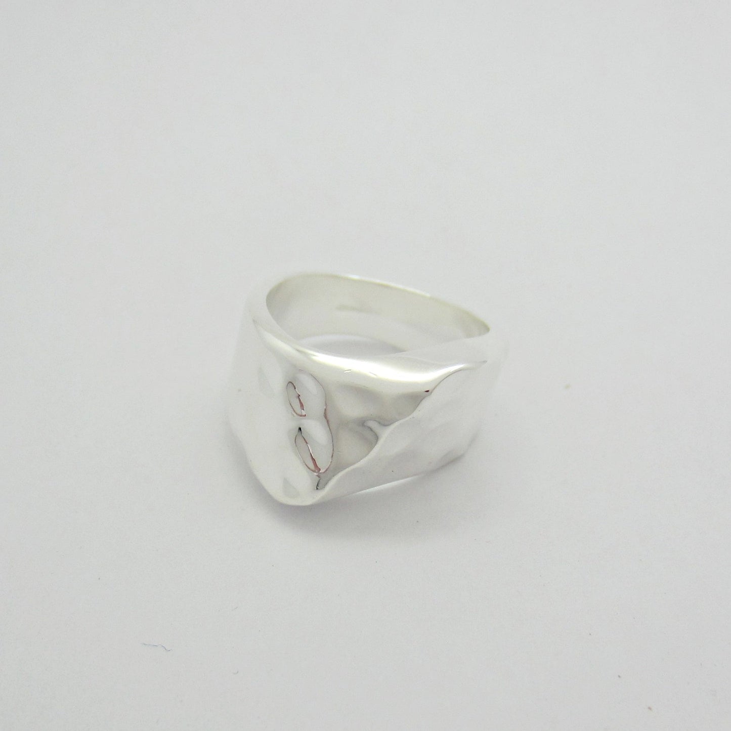 Anillo Plateado Vaciado Pellisco - Petick Joyería Artesanal