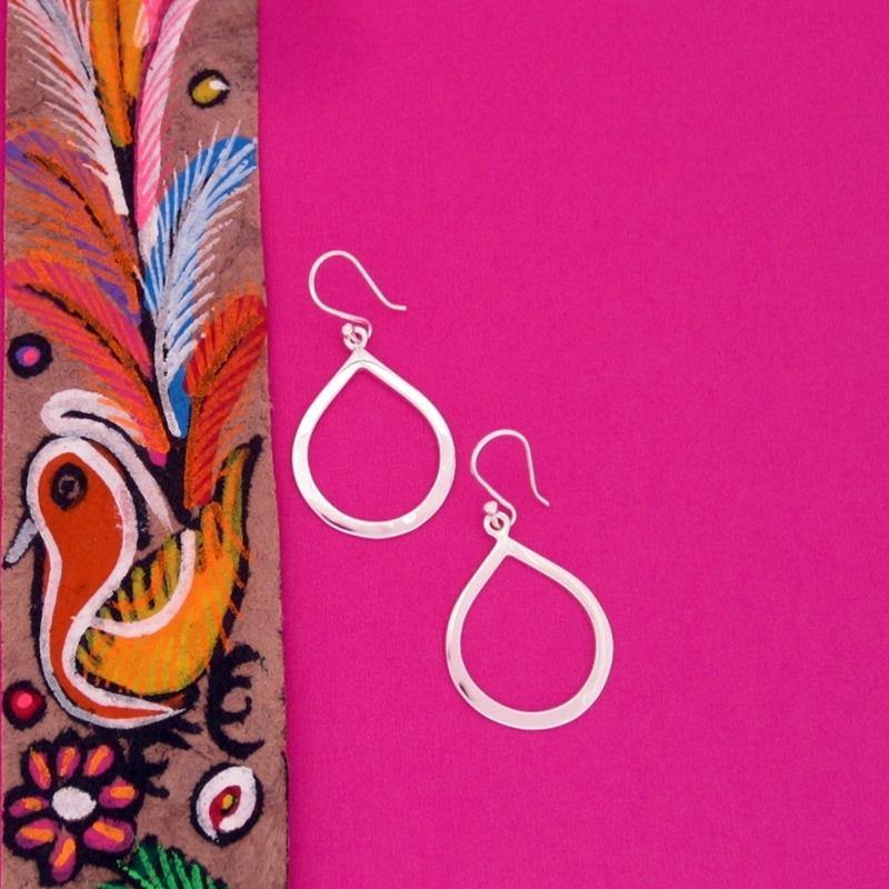 ARETES PLATEADOS GOTA MINIMALISTA - Petick Joyería Artesanal