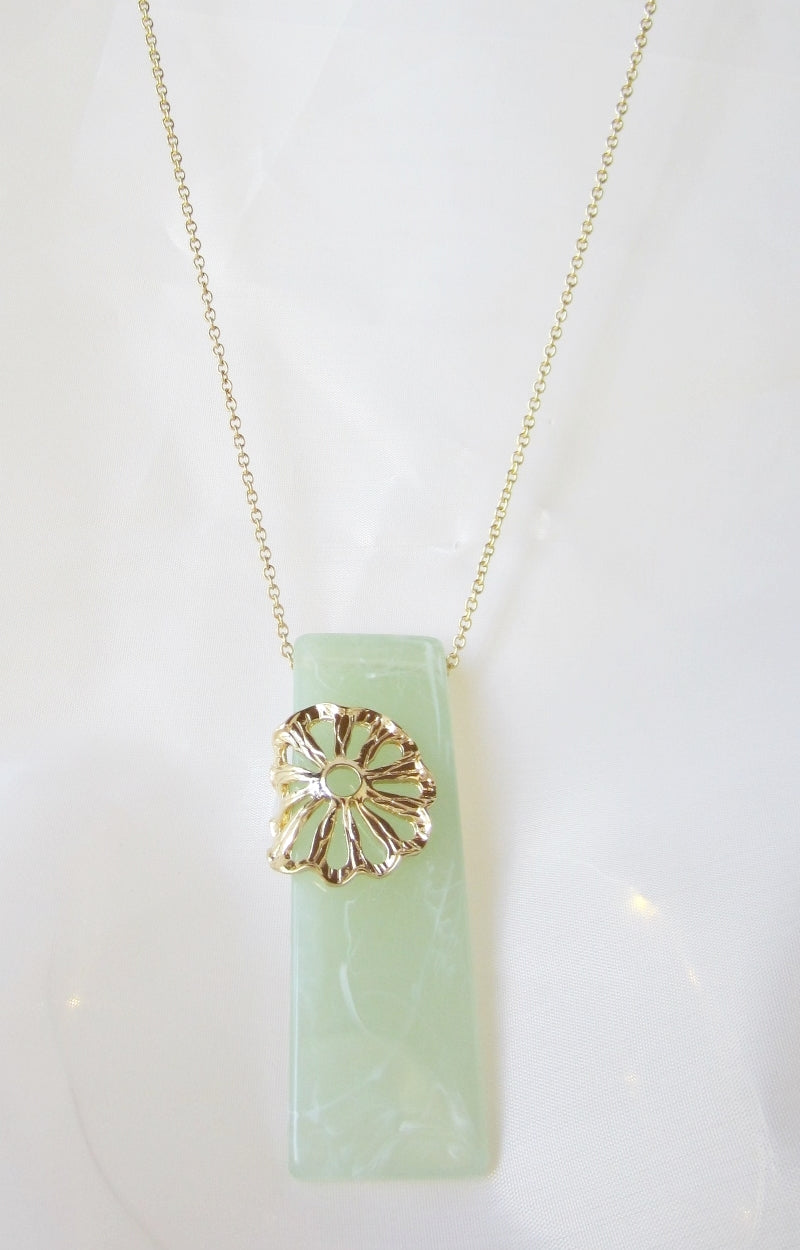 Green bar necklace with flower