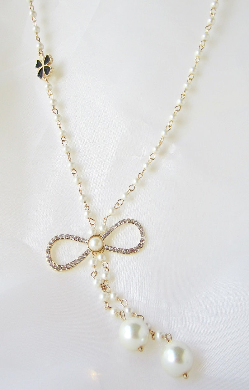Pearl necklace and bow
