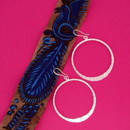 ARETES PLATEADOS ARO CON TEXTURA - Petick Joyería Artesanal