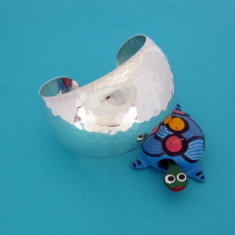 BRAZALETE PLATEADO GRUESO - Petick Joyería Artesanal