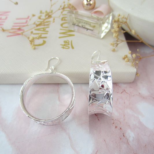 Arete plateado aro empedrado