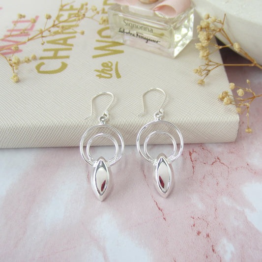 Arete plateado almendra