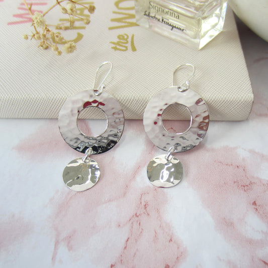 Arete plateado circulos