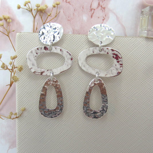 Arete plateado figuras con poste