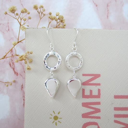 Arete plateado flecha