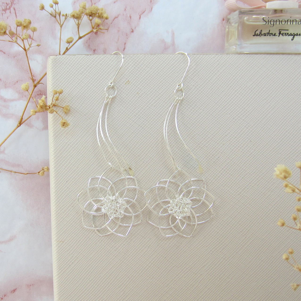 Arete plateado flor de loto