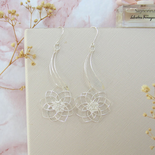Arete plateado flor de loto