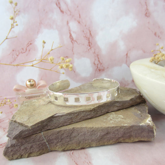 Brazalete plateado cuadros