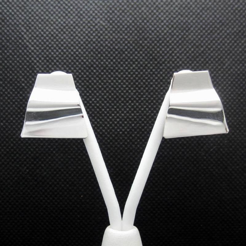 ARETES PLATEADOS PIRAMIDE ONDULADA - Petick Joyería Artesanal
