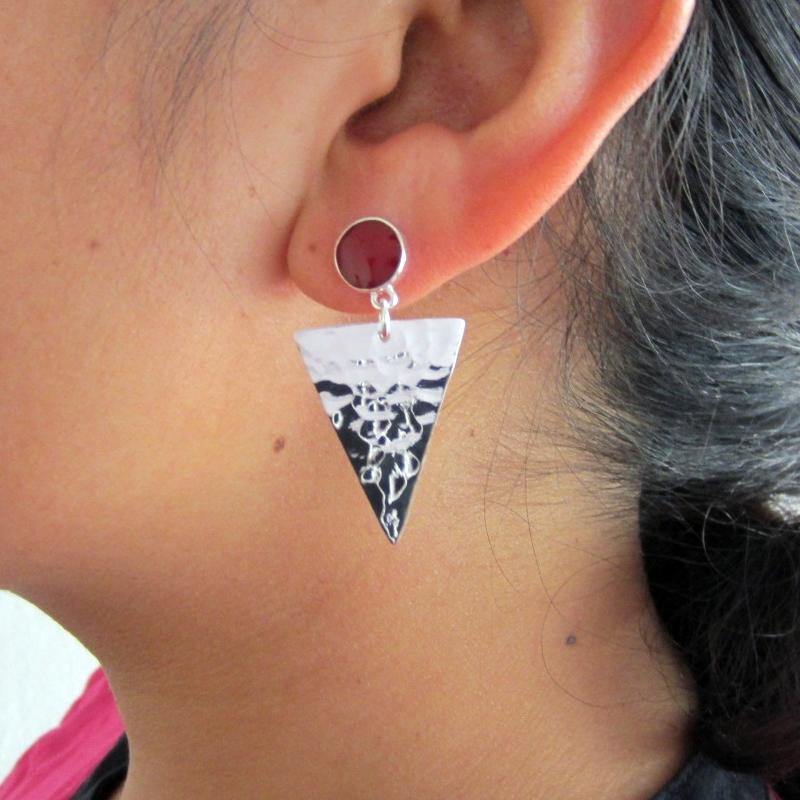 ARETES PLATEADOS ESTILO 80´S PIEDRA - Petick Joyería Artesanal
