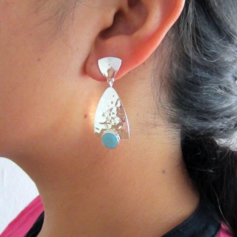 ARETES PLATEADOS ESTILO EGIPCIO PIEDRA - Petick Joyería Artesanal