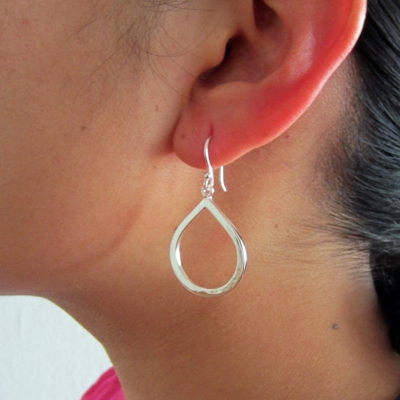 ARETES PLATEADOS GOTA MINIMALISTA - Petick Joyería Artesanal