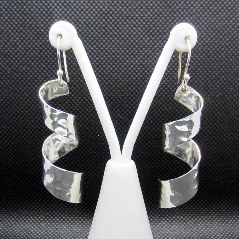 ARETES PLATEADOS SERPENTINA - Petick Joyería Artesanal