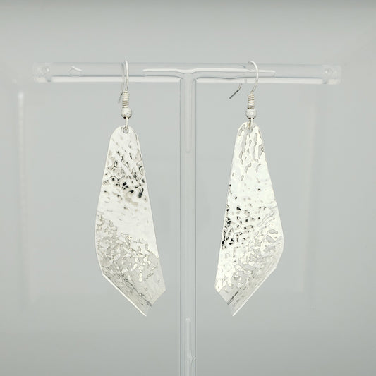 Arete plateado corbata martillada