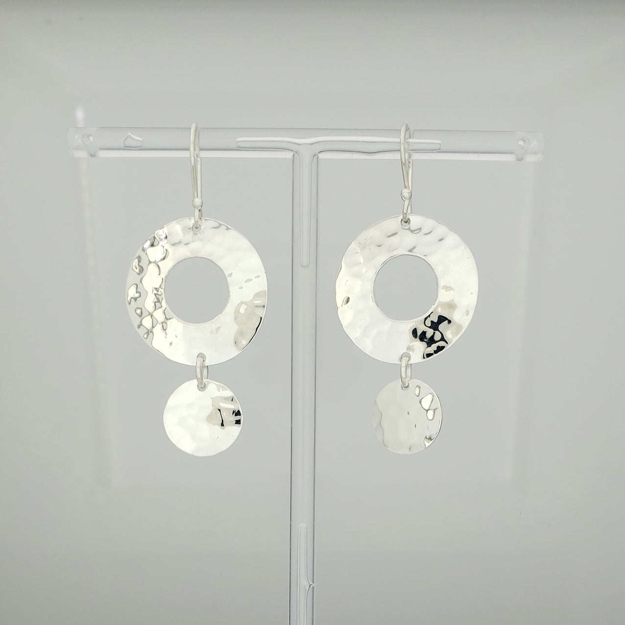 Arete plateado circulos