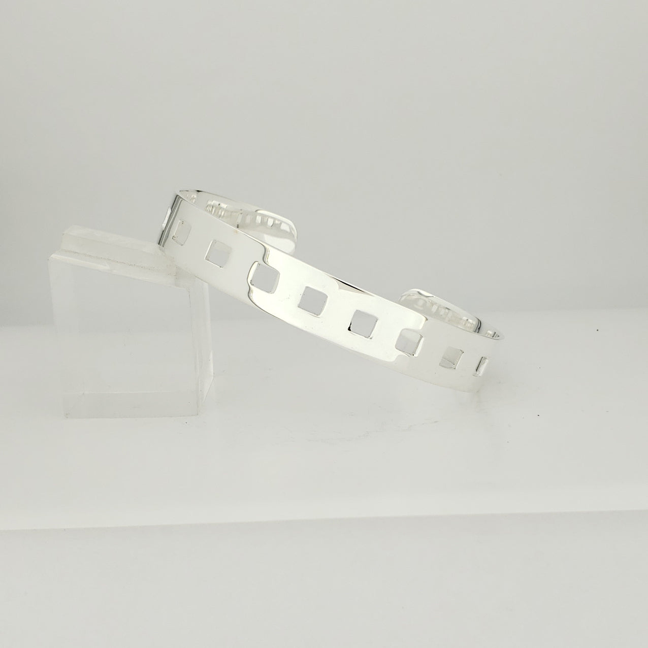 Brazalete plateado cuadros