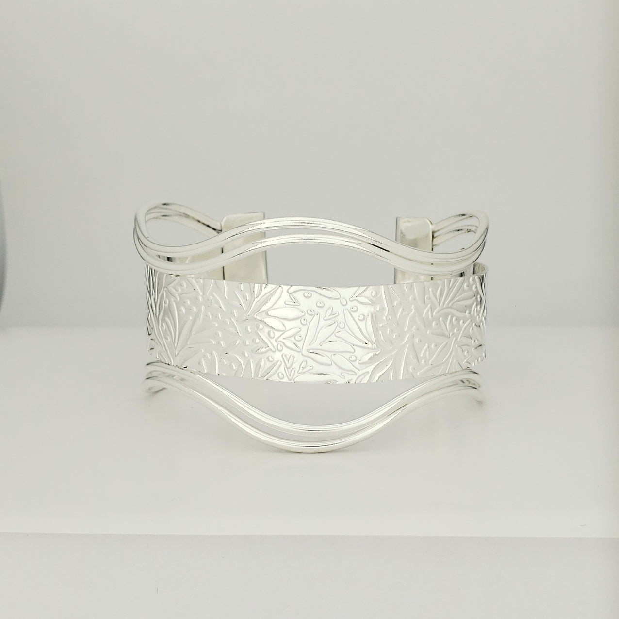 Brazalete plateado hojas