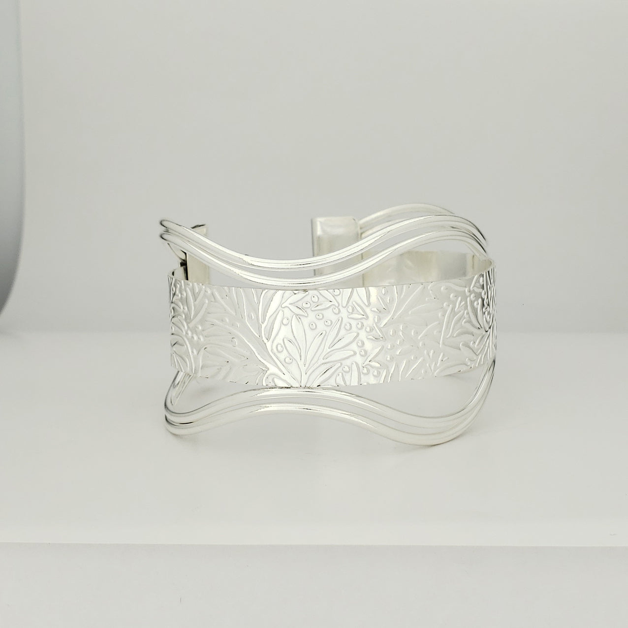 Brazalete plateado hojas