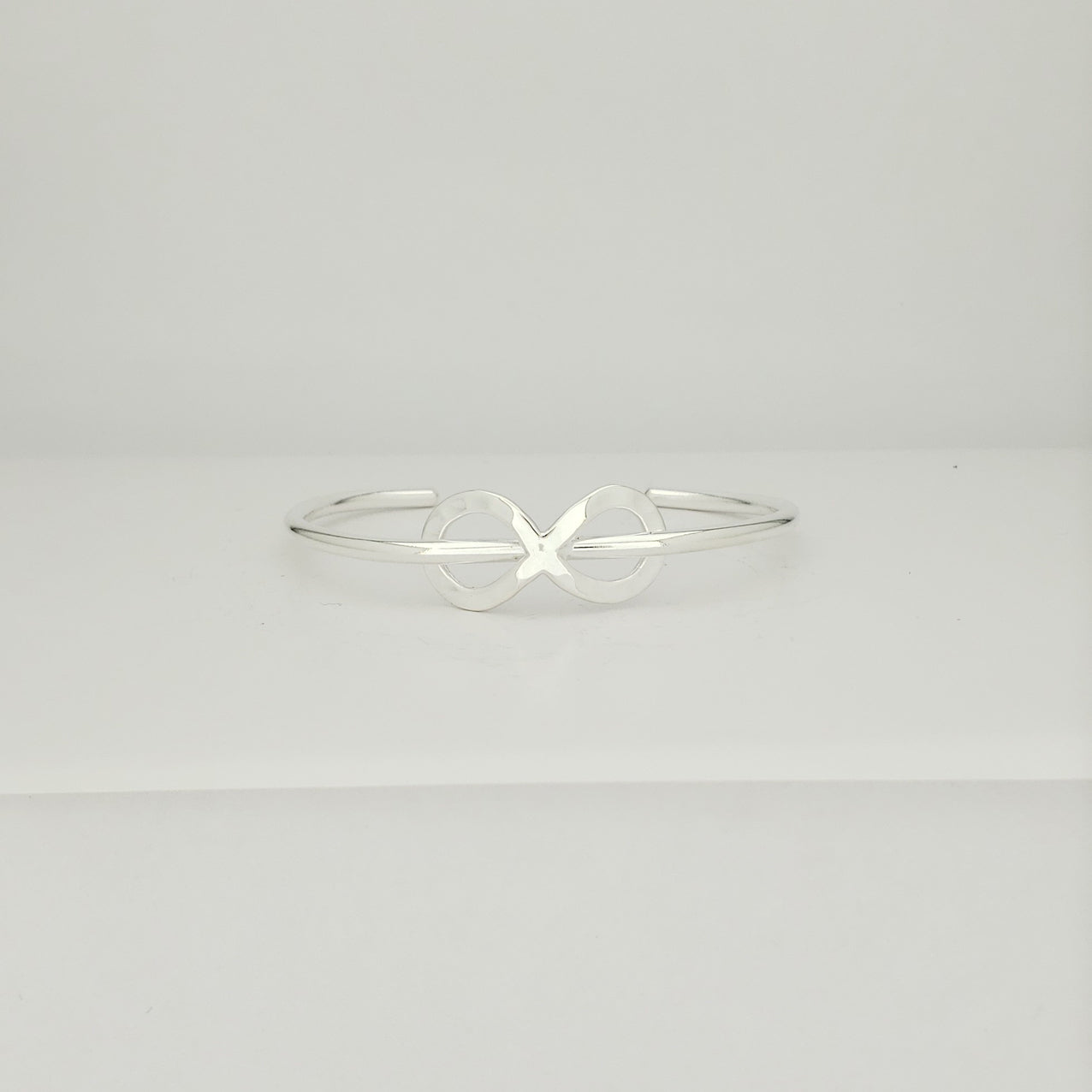 Brazalete plateado infinito alambre