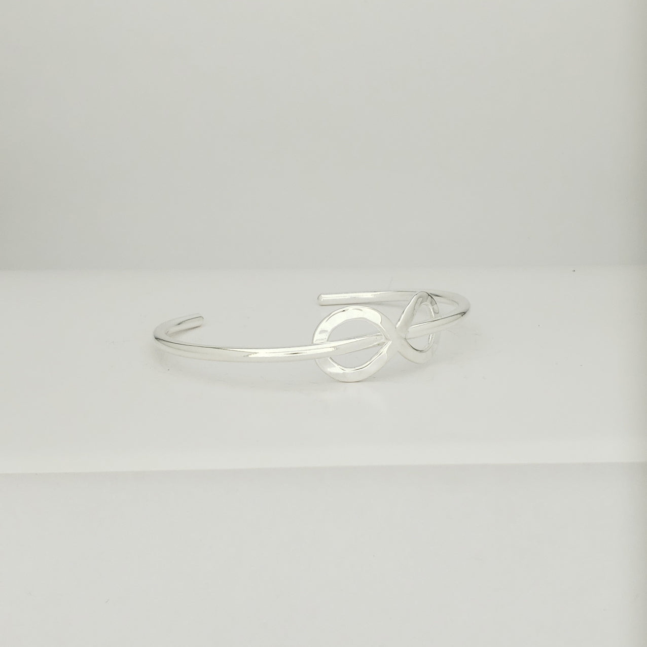 Brazalete plateado infinito alambre