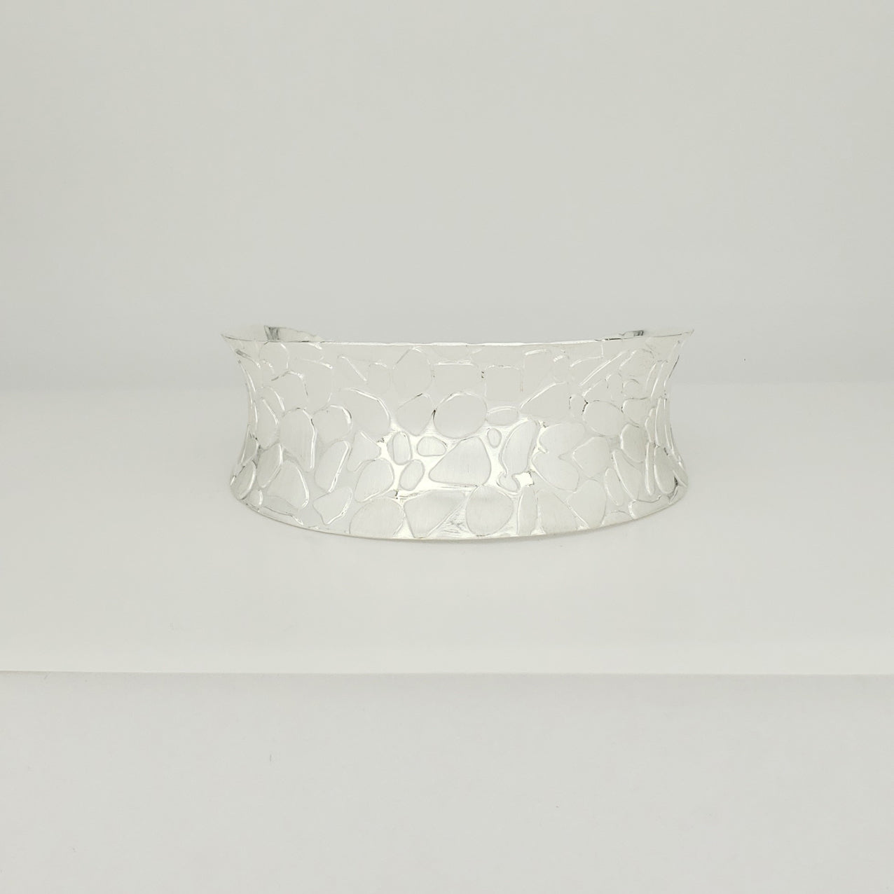 Brazalete plateado empedrado