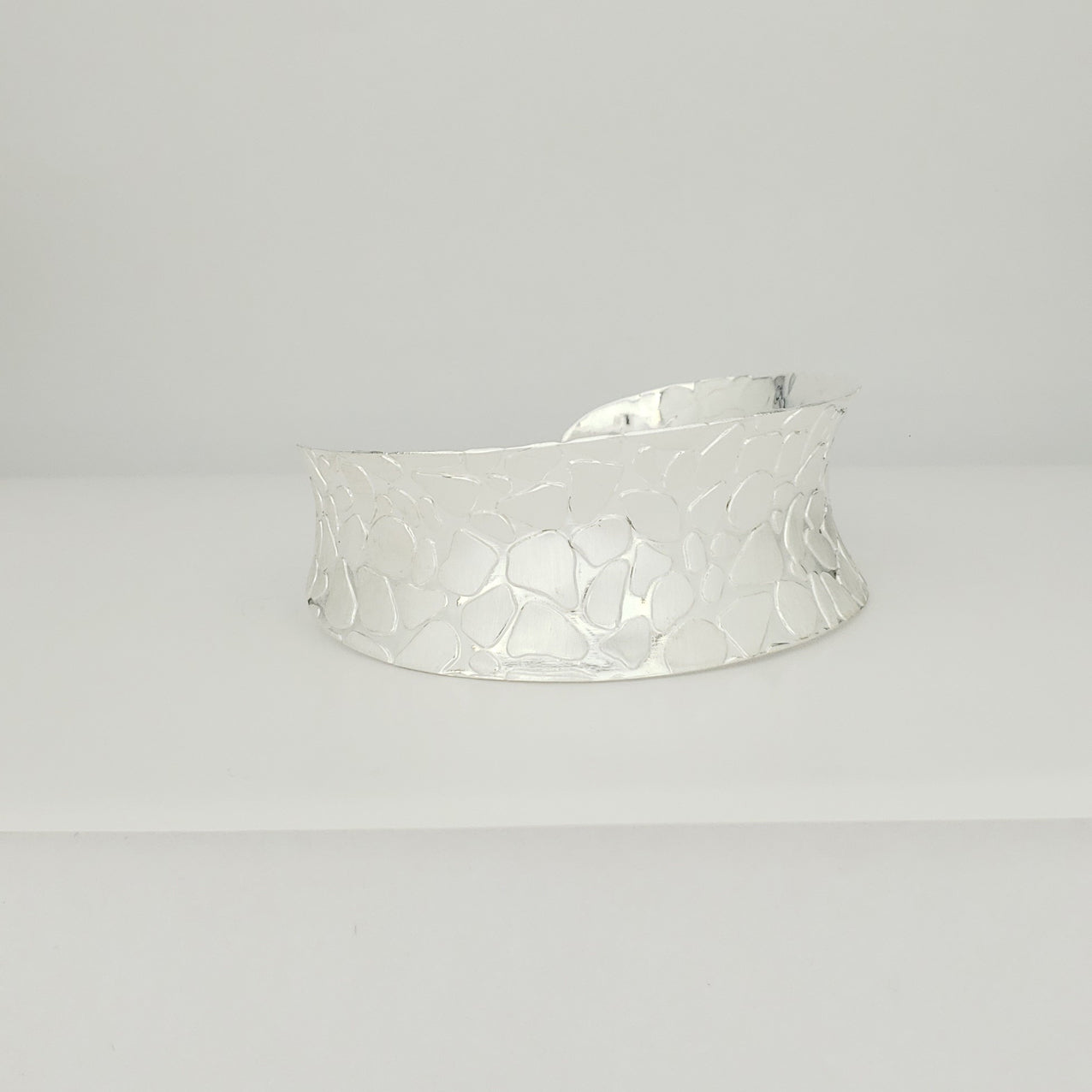 Brazalete plateado empedrado