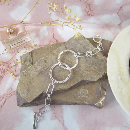 Pulsera plateada aros martillados